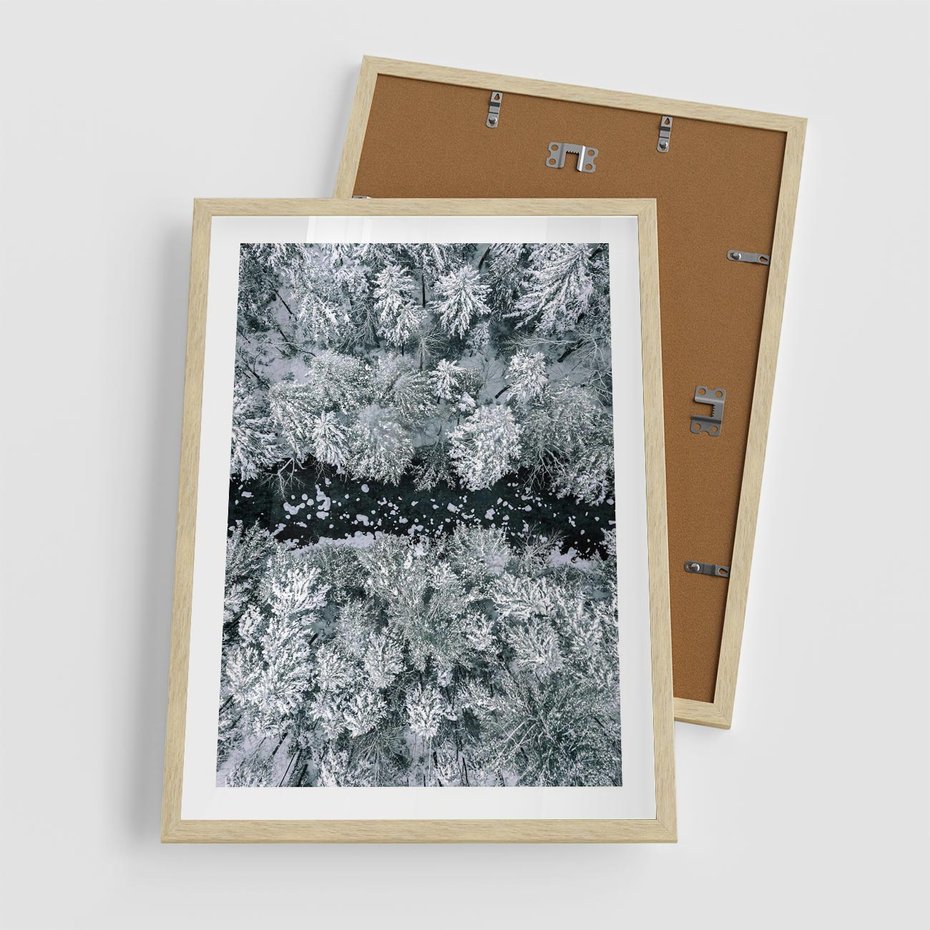 Plakat w ramie 50x70 - Zimowy Krajobraz z Góry - zdjęcie z góry, zaśnieżony las i zamarznięty strumyk - rama drewno