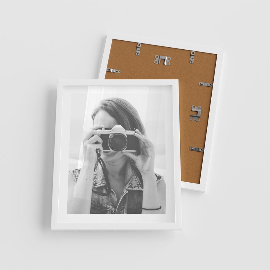 Plakat w ramie 40x50 - Zrób mi Zdjęcie - fotografia, kobieta z aparatem - rama biała