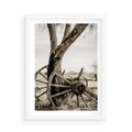 Plakat w ramie 50x70 - Rustykalna Tradycja - koło starego wozu, rustykalny styl - rama biała