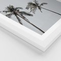 Plakat w ramie 50x70 - Tropikalny Raj: Palmy i Niebo - palmy, niebo - rama biała