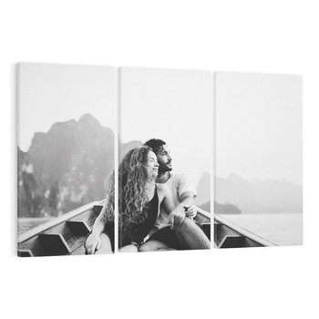 Obraz na płótnie 120x80 - Księga mglistych marzeń - czarno biała fotografia, para zakochanych w łodzi