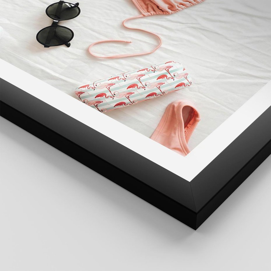 Plakat w ramie 40x50 - Letnia Elegancja na Plaży - kompozycja, elementy stroju na plażę - rama czarna