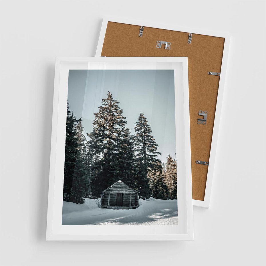 Plakat w ramie 50x70 - Chatka w Górach w Czasie Zimy - chatka w górach, zima - rama biała