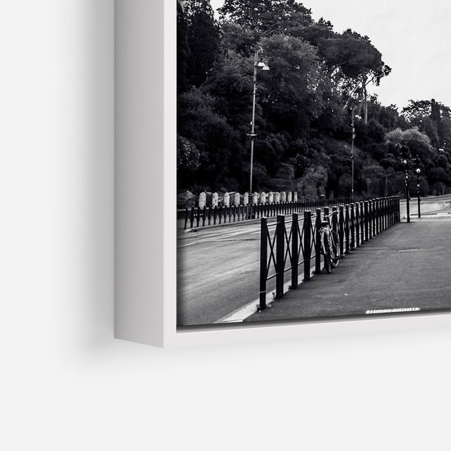 Obraz w ramie 50x70 - Echa Historii - czarno biała fotografia, koloseum - rama biała