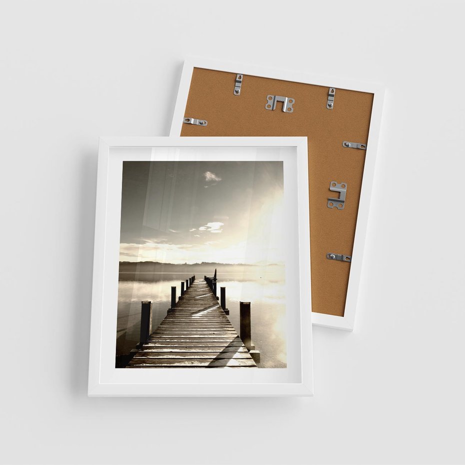 Plakat w ramie 40x50 - Mglisty poranek na pomostcie - pomost, mgła - rama biała