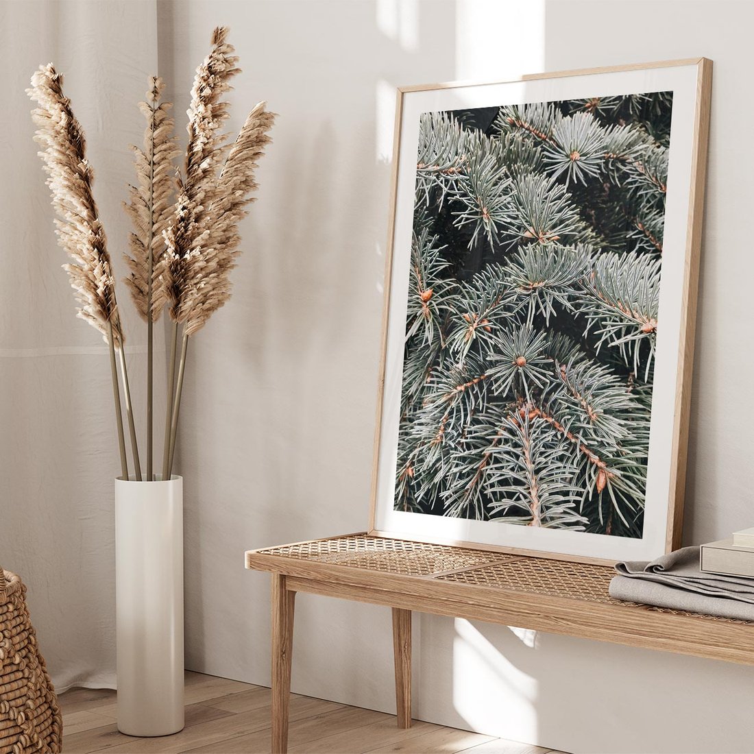 Plakat w ramie 40x50 - Zima na Gałęziach - sosnowe gałęzie, igły - rama drewno