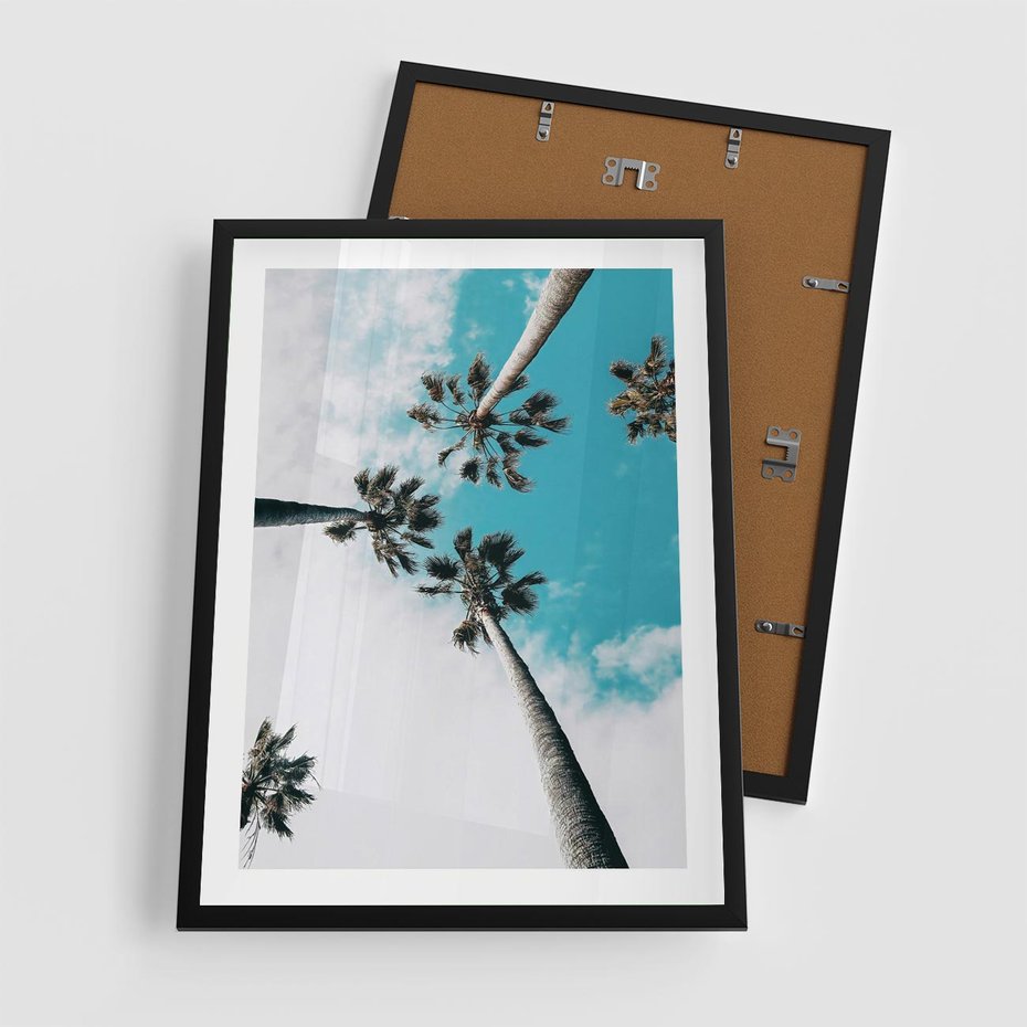 Plakat w ramie 50x70 - Palmy w Gorącym Niebie - palmy, ujęcie z dołu - rama czarna