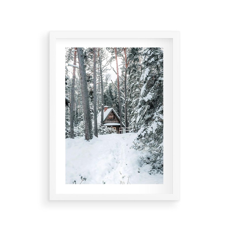 Plakat w ramie 30x40 - Spokój Zimowej Przygody w Lesie - domek w górach w lesie, zima - rama biała