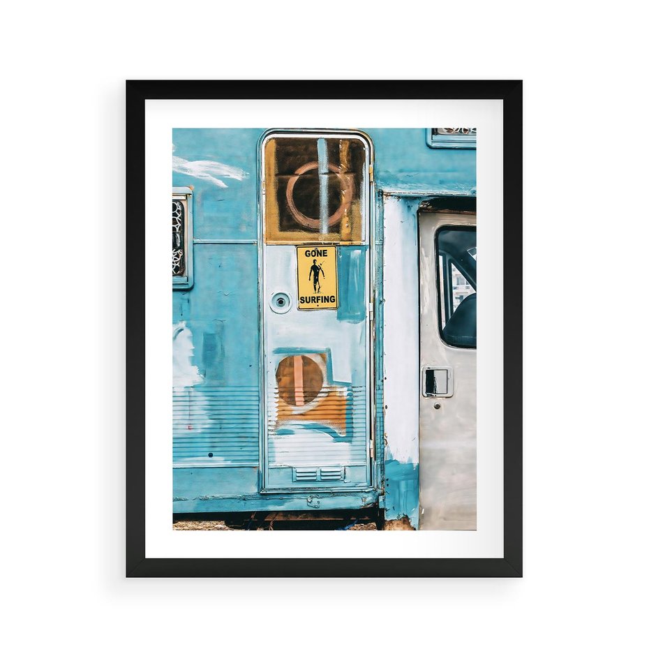 Plakat w ramie 40x50 - Nostalgiczna Podróż - stara przyczepa kempingowa, niebieskie kolory - rama czarna
