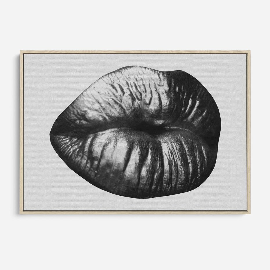 Obraz w ramie 100x70 - Srebrna Moc Wyrazu - srebrne usta, zbliżenie - rama drewno