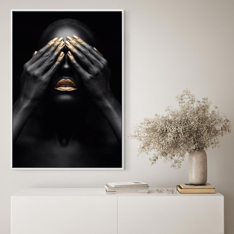 Obraz w ramie 70x100 - Złote Usta wyjątkowa subtelność - złote usta, złote palce - rama biała