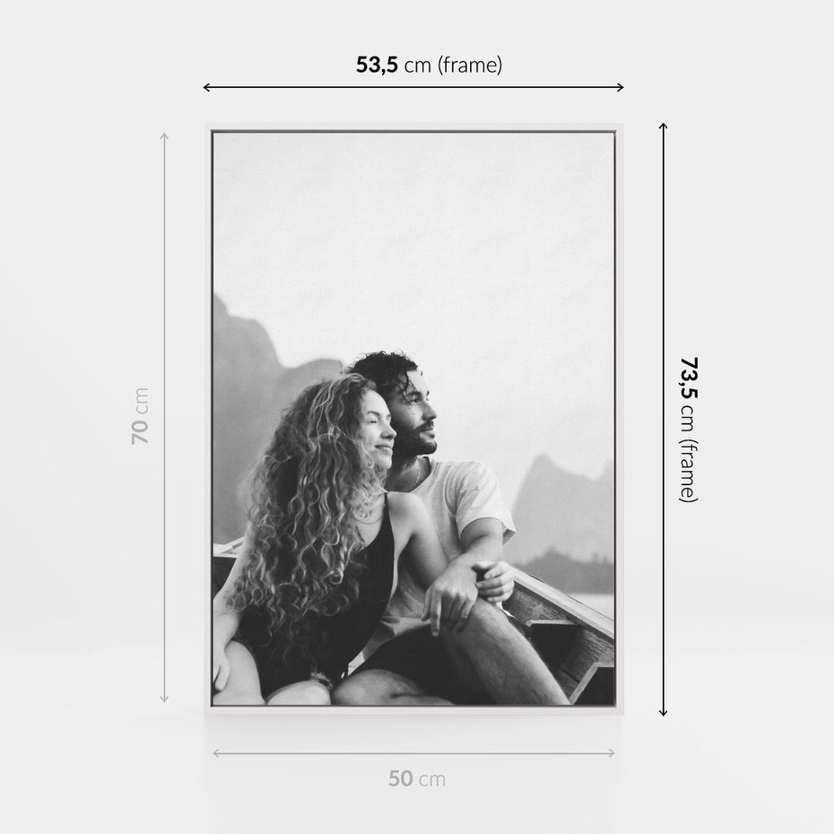 Obraz w ramie 50x70 - Księga mglistych marzeń - czarno biała fotografia, para zakochanych w łodzi - rama biała