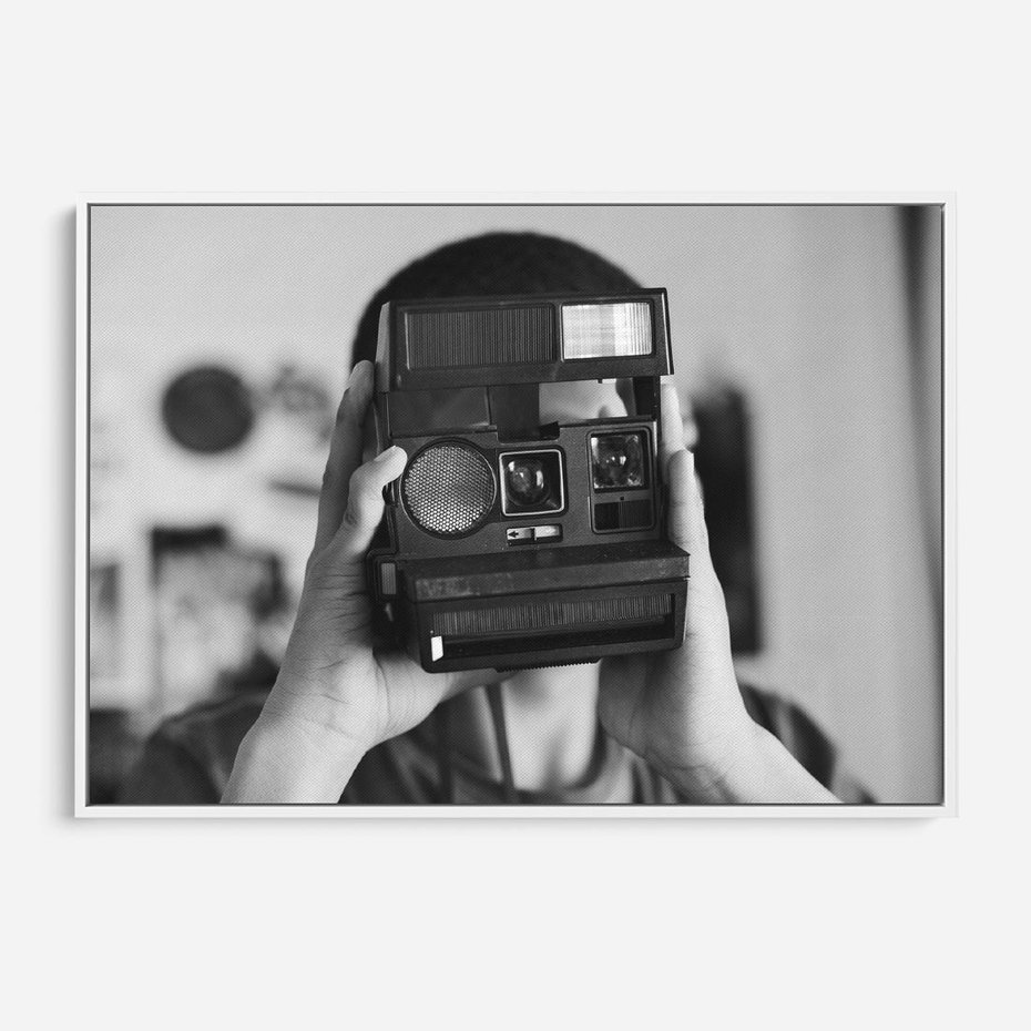 Obraz w ramie 120x80 - Mężczyzna za Aparatem - czarno białe zdjęcie, portret - rama biała