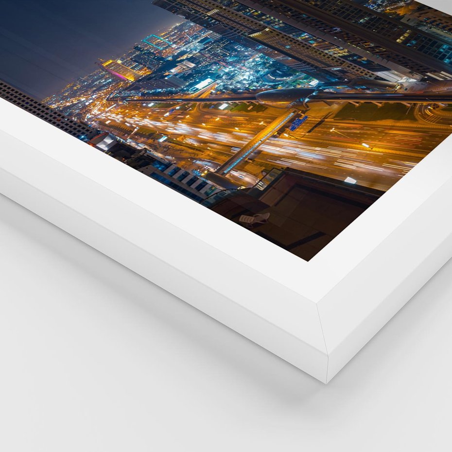 Plakat w ramie 30x40 - Nocna magia - miasto, noc - rama biała