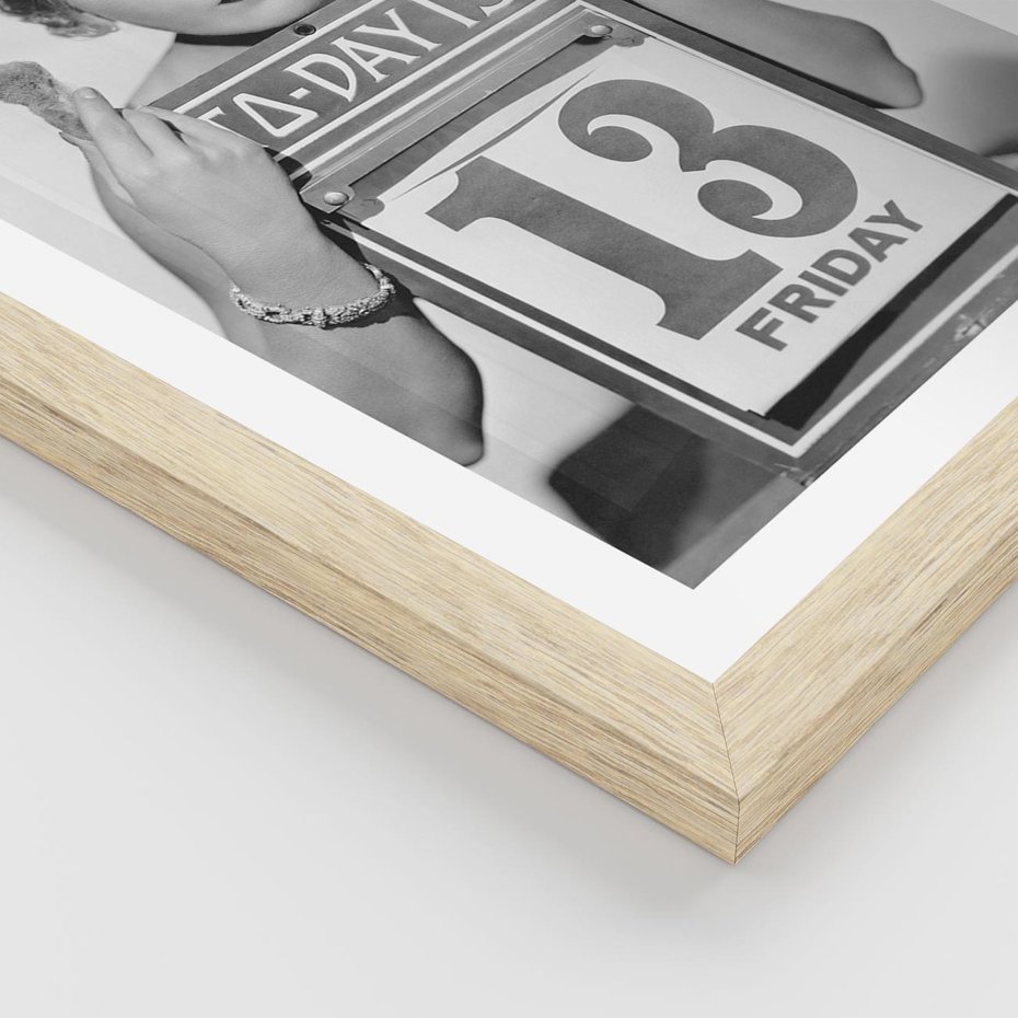 Plakat w ramie 30x40 - Czy to Pech - retro zdjęcie, czarno białe - rama drewno