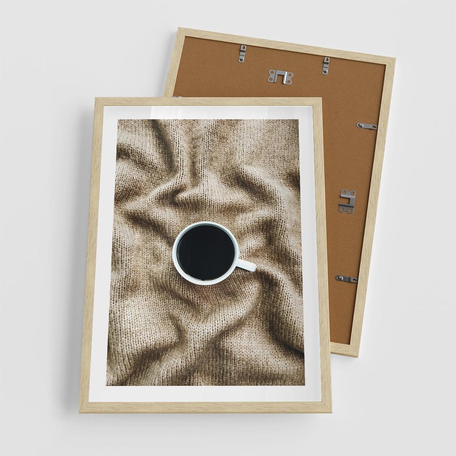 Plakat w ramie 50x70 - Filiżanka Kawy na Brązowym Kocu - kawa, czarna kawa - rama drewno