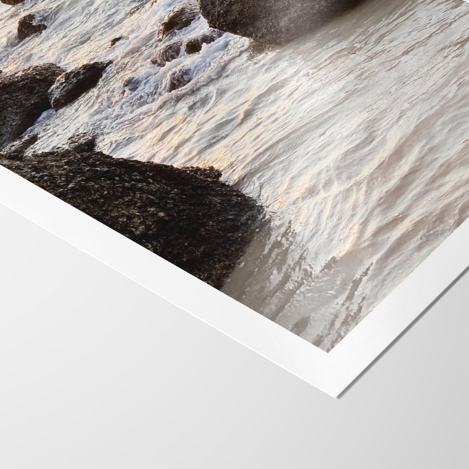 Plakat bez ramy 30x40 - Dramatyczna Sceneria: Morze i Skały nad Brzegiem - fale, morze