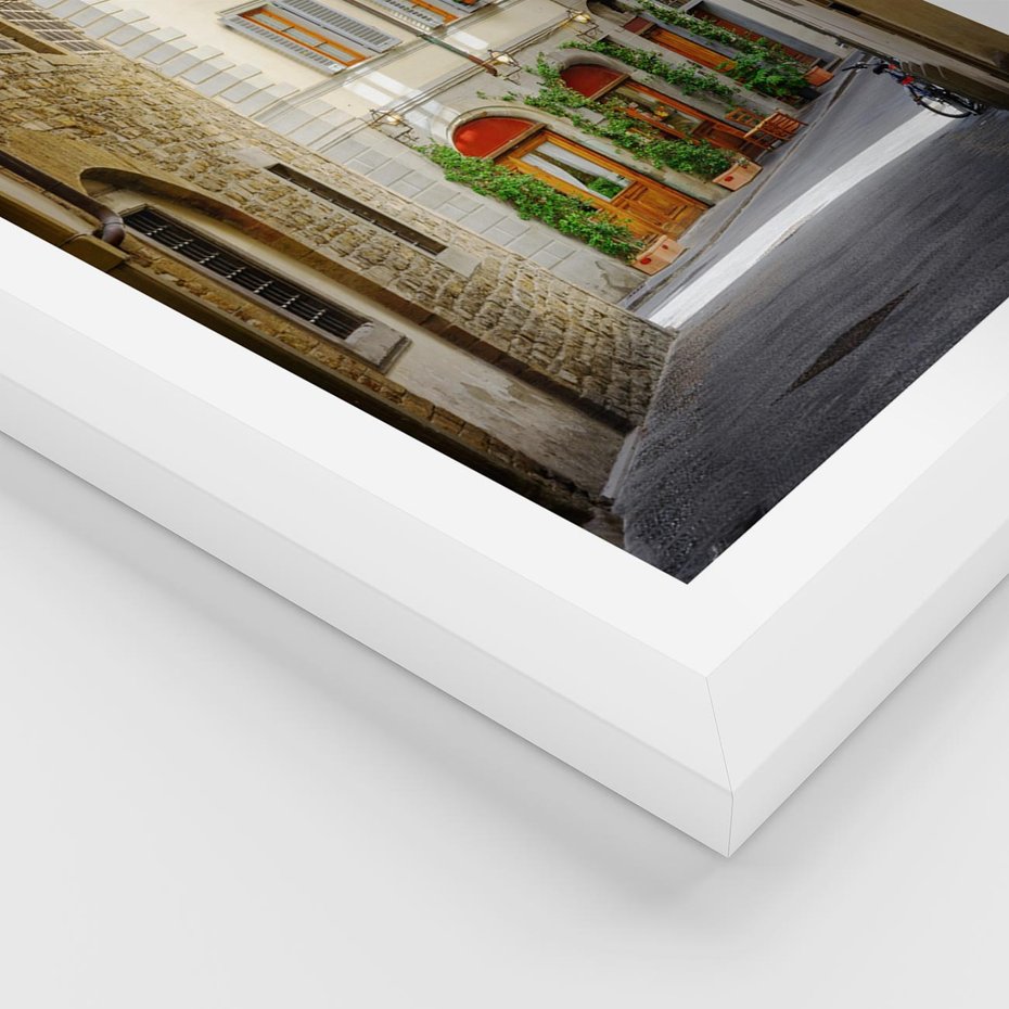 Plakat w ramie 40x50 - Uliczka: perspektywa miejskiego krajobrazu - uliczka, perspektywa - rama biała