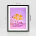 Plakat w ramie 40x50 - Neonowy Liść Palmy na Fotografii - neonowa fotografia, liść palmy w szklance - rama czarna