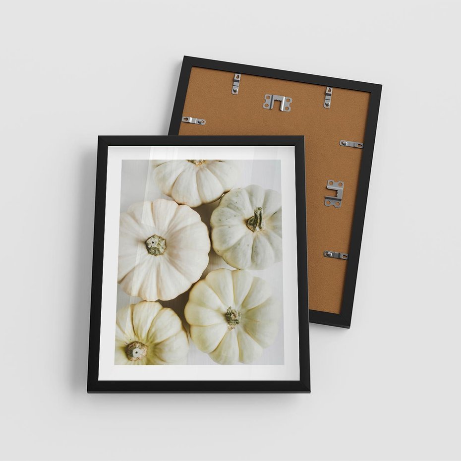 Plakat w ramie 40x50 - Jesienne Dynie: Delikatna Kompozycja - białe dynie, jasna kompozycja - rama czarna