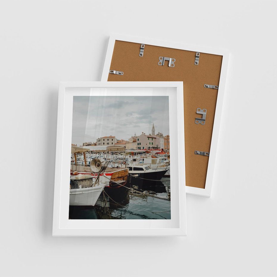 Plakat w ramie 40x50 - Malowniczy Krajobraz Morski - morze, łódki - rama biała