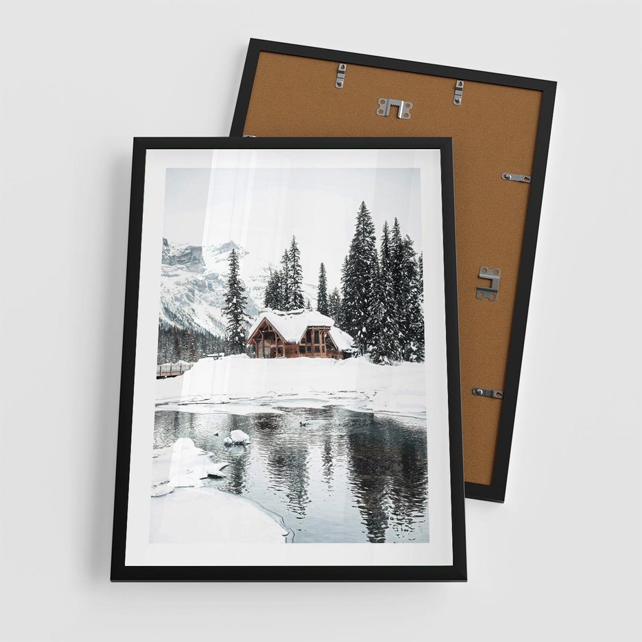 Plakat w ramie 50x70 - Urok Zimowego Krajobrazu - domek w górach, zima - rama czarna