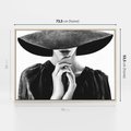 Obraz w ramie 70x50 - Czarna Elegancja - fotografia czarno biała, zbliżenie portret kobiety w czerni - rama drewno