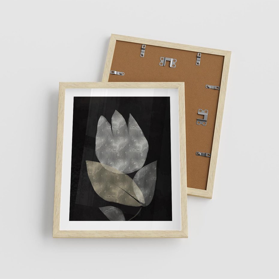 Plakat w ramie 40x50 - Nocne Uniesienia - abstrakcyjny kwiat, mroczna atmosfera - rama drewno