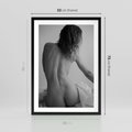 Plakat w ramie 50x70 - Piękno o Poranku - czarno biała fotografia, akt kobiecy - rama czarna