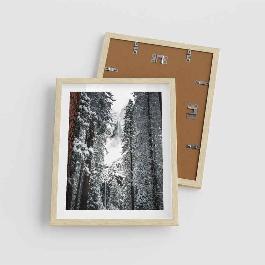 Plakat w ramie 40x50 - Cicha Magia Zimowego Lasu - zimowy las, ośnieżone drzewa - rama drewno