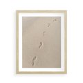 Plakat w ramie 40x50 - Ślady na Złocistym Piasku - piasek, ślady stóp na piasku - rama drewno