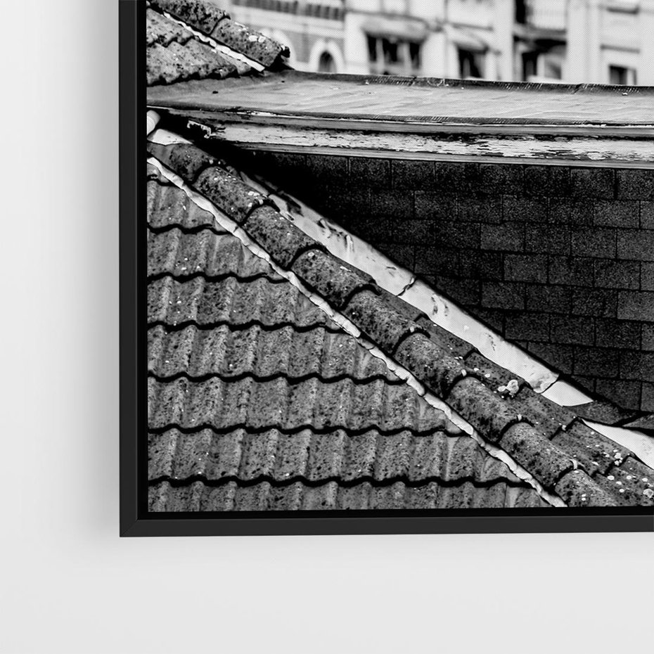 Obraz w ramie 50x50 - Miasto w Retro Odsłonie - fotografia czarno biała, ujęcie na dachy wielkiego miasta - rama czarna