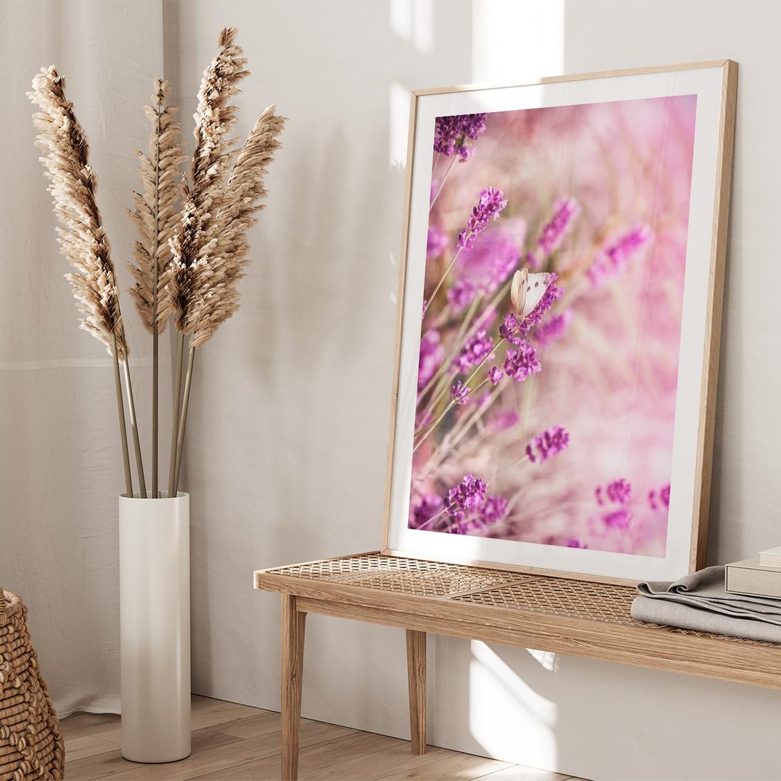 Plakat w ramie 30x40 - Majestat lawendy: fioletowe pola - lawenda, fiolet - rama drewno