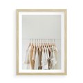 Plakat w ramie 50x70 - Elegancja Prostoty - ubrania, modowa fotografia - rama drewno