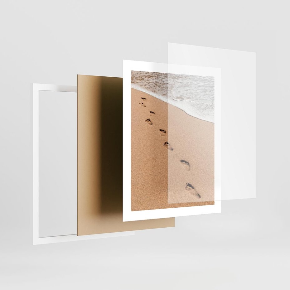 Plakat w ramie 40x50 - Ślady Stóp na Plaży: Spacer nad Morzem - plaża, ślady stóp na piasku - rama biała