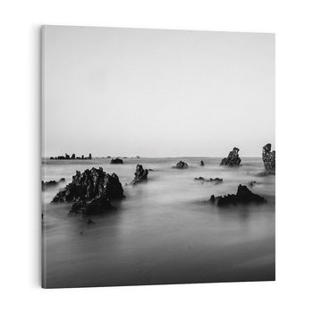 Obraz na płótnie 40x40 - Harmonia świateł i cieni - zamglona dzika plaża, skały na plaży