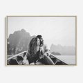 Obraz w ramie 100x70 - Księga mglistych marzeń - czarno biała fotografia, para zakochanych w łodzi - rama drewno