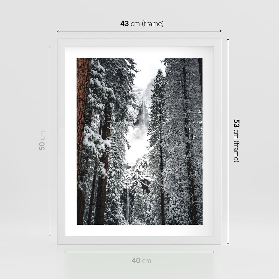 Plakat w ramie 40x50 - Cicha Magia Zimowego Lasu - zimowy las, ośnieżone drzewa - rama biała
