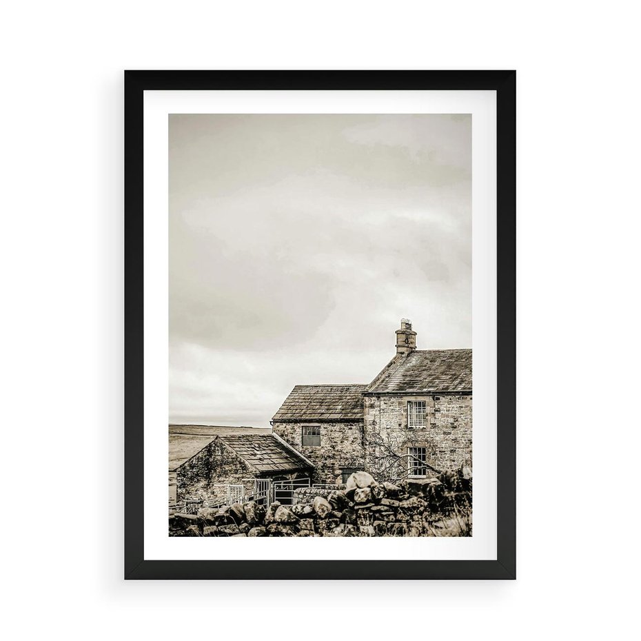 Plakat w ramie 50x70 - Kamienny Dom w Odcieniach Sepii - stary kamienny dom, odcienie sepii - rama czarna