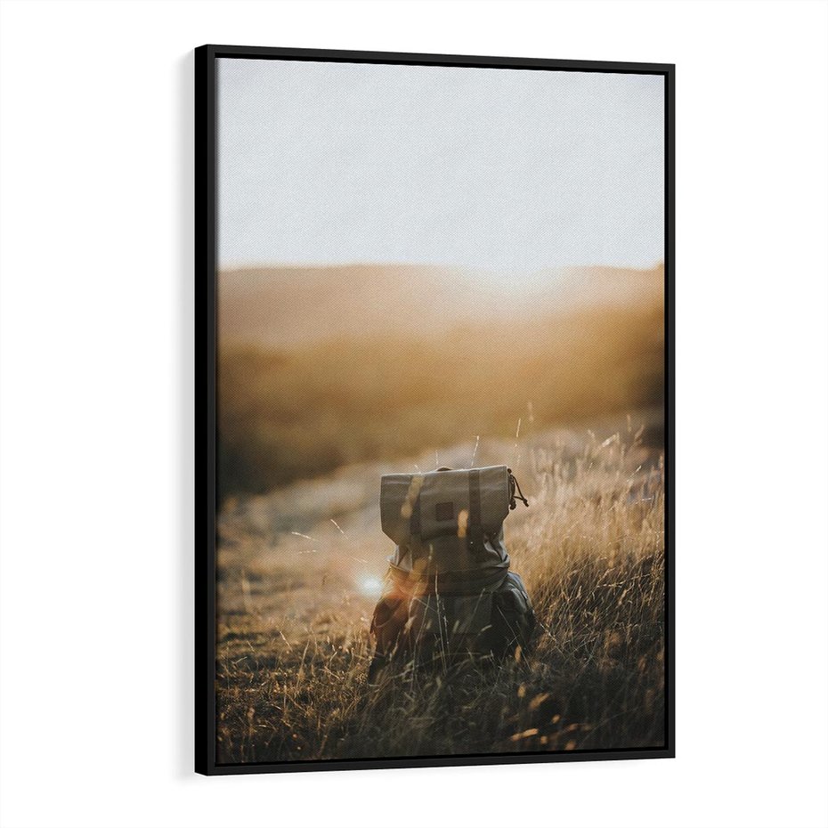 Obraz w ramie 50x70 - Podróżniczy bukiet na łące - plecak, podróż - rama czarna