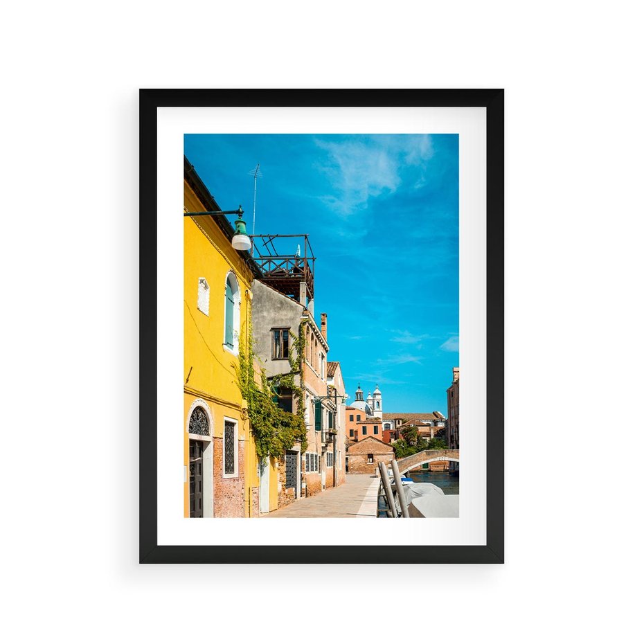 Plakat w ramie 30x40 - Przechadzka w Sercu Miasta - uliczka, perspektywa - rama czarna