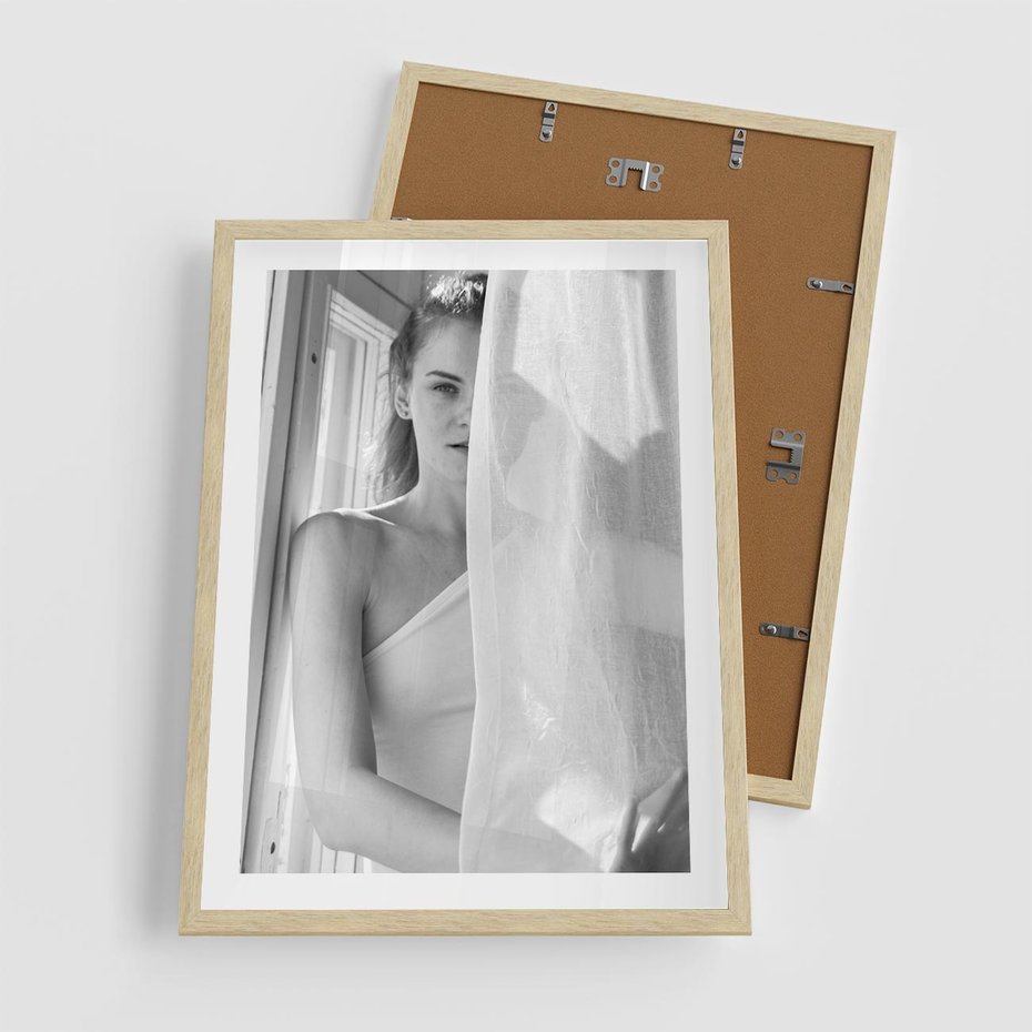 Plakat w ramie 50x70 - Za Firanką - czarno białe zdjecie, piękny portret eterycznej kobiety - rama drewno