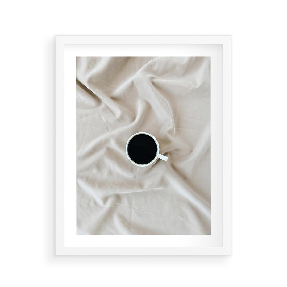 Plakat w ramie 40x50 - Poranek z Kawą - kawa filiżanka w białej pościeli - rama biała