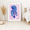 Obraz w ramie 80x120 - Rozkwitające marzenia - abstrakcyjna kompozycja, niebieska ośmiornica wśród różowej roślinnośći - rama biała