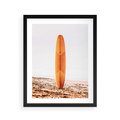 Plakat w ramie 40x50 - Deska w Piasku: Gotowa na Fale - plaża, pomarańczowa deska surfingowa wbita w piasek - rama czarna