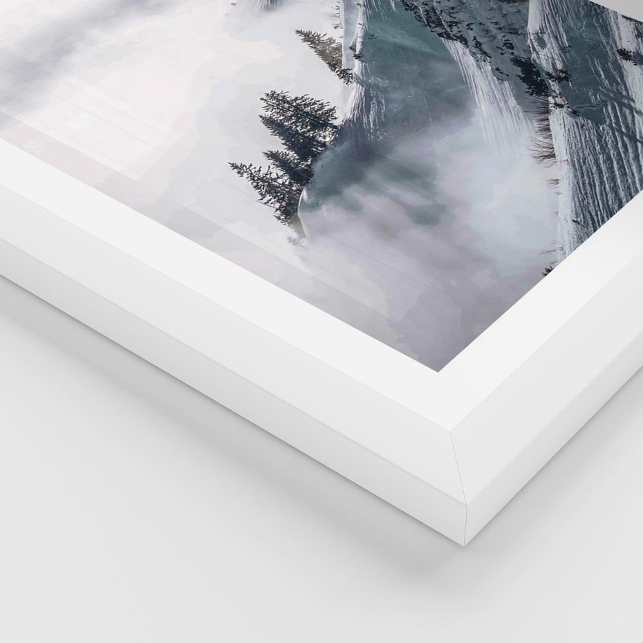 Plakat w ramie 30x40 - Czystość Natury - ośnieżone szczyty górskie, pejzaż - rama biała