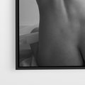 Obraz w ramie 50x70 - Piękno o Poranku - czarno biała fotografia, akt kobiecy - rama czarna