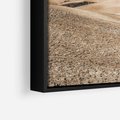 Obraz w ramie 100x70 - Refleksyjny taniec myśli - pustynny krajobraz, odcienie sepii - rama czarna
