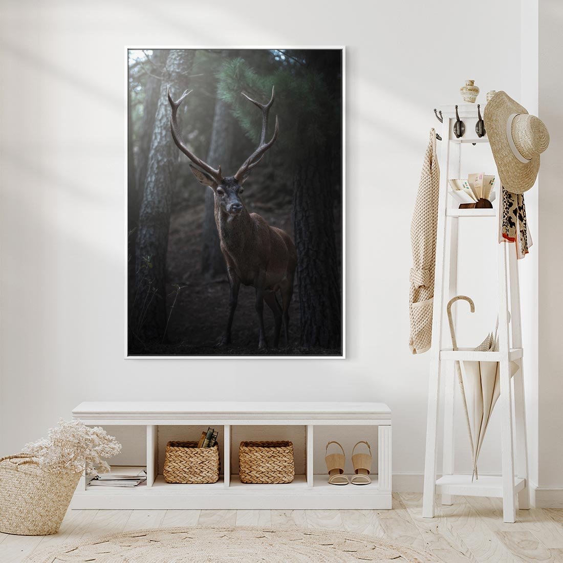 Obraz w ramie 50x70 - Jeleń wśród lasu - jeleń, las - rama biała