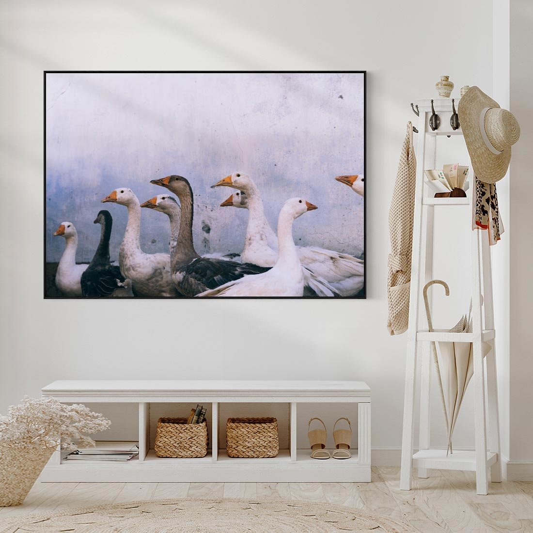 Obraz w ramie 100x70 - Spotkanie Wśród Piór - uchwycony moment, fotografia - rama czarna